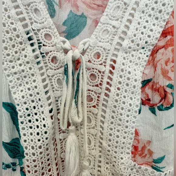 Torrid Floral Flowy Top, 3/4 sleeve with lace detail White Size 2 (XXL, 18/20) - Picture 4 of 10